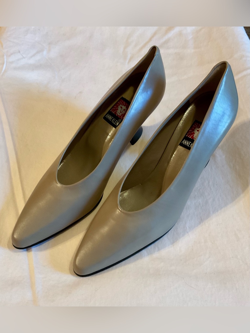 Vintage Anne Klein Taupe Leather Pointed-Toe Kitten Heel Pumps 7 Narrow